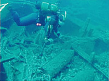 Gen yata yaamn yitiren Texas A&M niversitesi  Nautical Archaeology Program doktora rencisi Erkut Arcak ansna, Texas A&M niversitesinde sualt arkeologu yetitirmek iin oluturulan burs fonuna destek salanmtr.